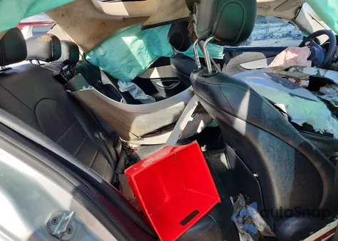 2016 Mercedes-Benz C 300 z USA, uszkodzony, nr VIN 55SWF4JB3GU123799